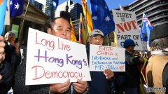 周六人们在墨尔本CBD再度游行支持香港