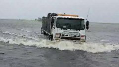 暴风雨肆虐布鲁姆，卡车在“汪洋”里行驶