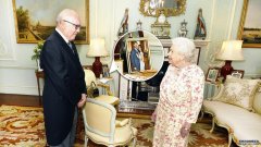 英女王接见新澳洲驻英高级专员 其手袋暗藏玄机