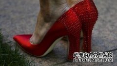 毕晓普向民主博物馆捐出了自己的红鞋