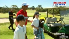 Tiger Woods现身墨尔本 给年轻粉丝带来惊喜
