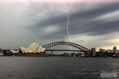 悉尼通勤者下班高峰时准备迎接雷雨