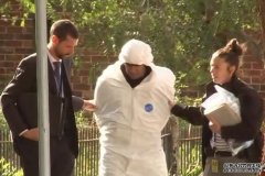 重装反恐警察在墨尔本一教堂外面逮捕一男一女