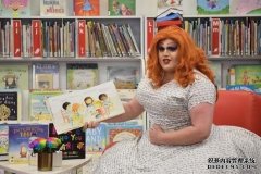 墨尔本图书馆用异装王后给儿童读故事遭炮轰