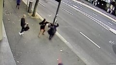孕妇走在悉尼街上遭到无端攻击