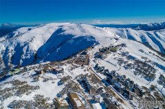 大雪后，雪山地区的滑雪场提早开放营业