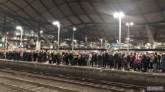 球赛结束后遭遇火车晚点，成千上万的球迷滞留