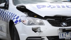 Geelong追逐：19岁男子撞人撞警车