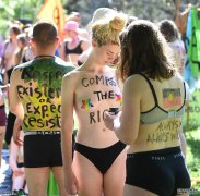 反抗灭绝气候改变示威者脱下衣服在墨尔本进行