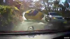 视频：奥迪超越丰田未遂，撞上了对面的本田