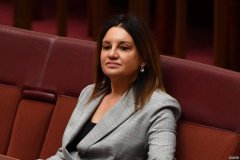 “我们是容易击中的目标” Jacqui Lambie 警告中国