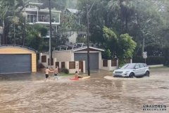 新州海岸大雨带来积洪，数万户断电