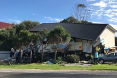 南澳车祸：卡车撞进了两层度假屋