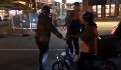 疑华人送餐小哥在澳洲唐人街遭西人打脸！视频