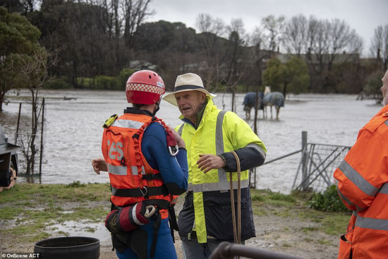 31742802-8609119-SES_workers_spoke_with_residents_as_they_urged_them_to_take_extr-a-64_1596980539744.jpg,0