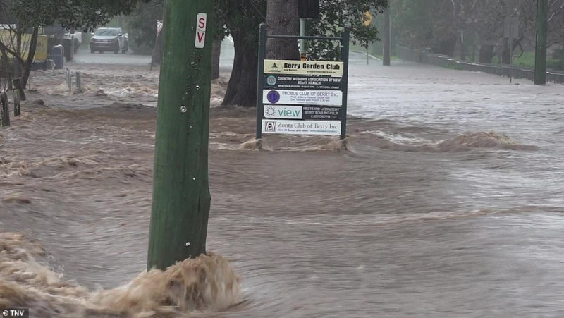 31705000-8609119-A_telegraph_pole_is_seen_with_water_rushing_past_it_in_Berry_as_-a-21_1596983340207.jpg,0