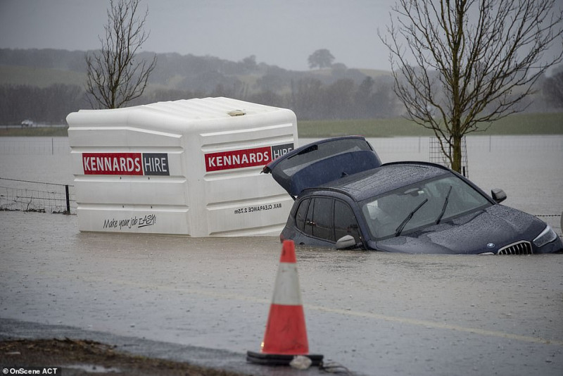 31742784-8609119-Canberra_suffered_extreme_and_torrential_rain_on_Sunday_Pictured-a-62_1596980539738.jpg,0