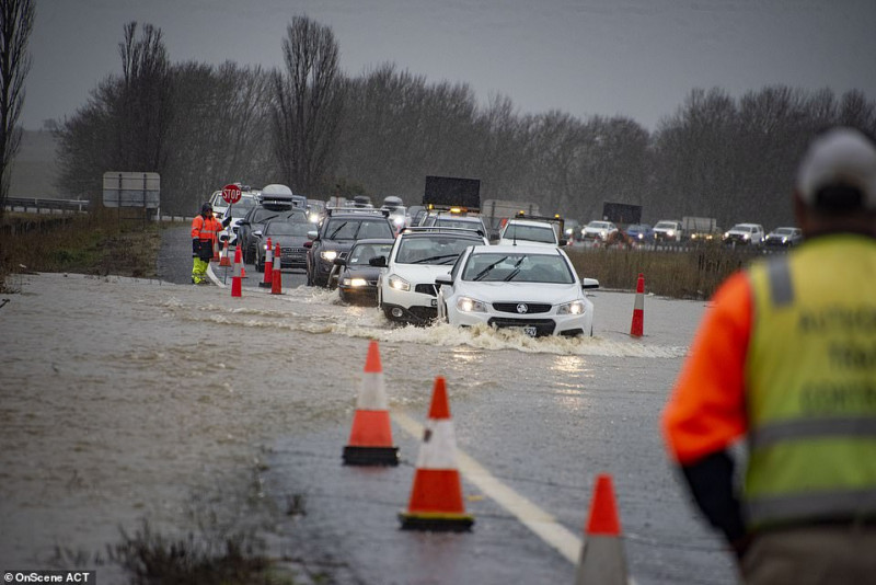 31742788-8610183-Cars_were_caught_in_rising_waters_in_Canberra_on_Sunday_pictured-a-19_1597021593290.jpg,0