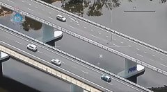 西澳男子偷盗车辆后逃窜，横冲直撞穿高速与途