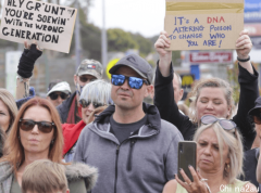 “我们不是小白鼠”澳200名示威者拖家带口上街