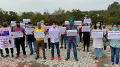 滞留在印度的留学生和临时签证持有人举行示威