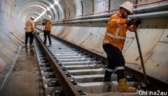 悉尼港下海底地铁隧道铺轨工作已完工