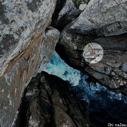 塔州热门徒步点Cape Hauy有攀岩者跌落15米至岩石柱