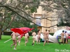 惊了！澳洲20多名女子裸体游街！路人吓傻