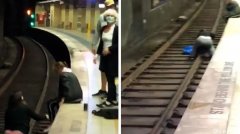 惊险！悉尼男子摔倒在铁轨晕倒，险些丧命。火
