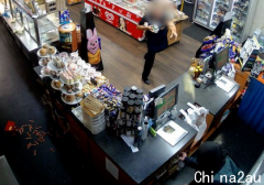昆州商店“戏剧性”一幕：女店员用一盒甜点对抗持刀大汉，劫匪满身油腻落荒而逃