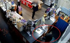 澳洲持刀劫匪被店员用蛋糕砸跑，满身油腻地落荒而逃