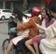“这辆摩托可以坐四个妹子？介意我坐后面吗？”哈哈哈