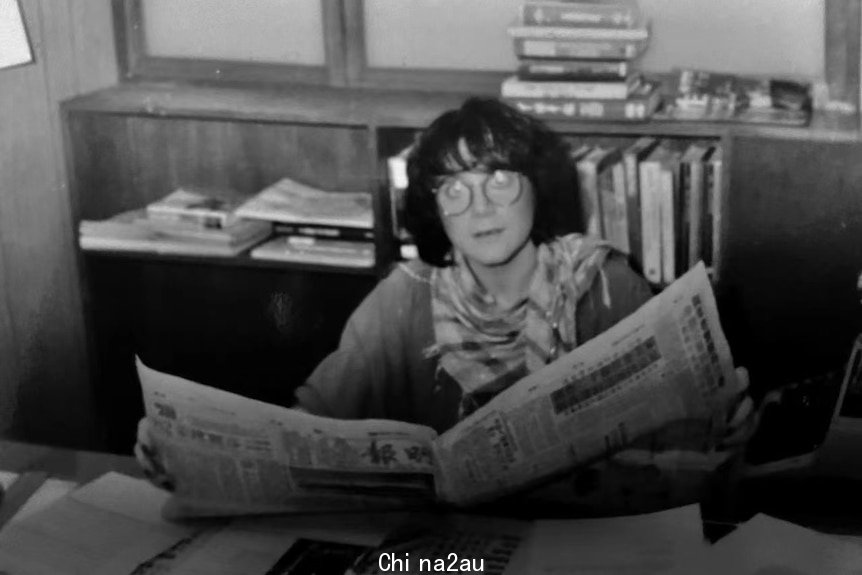 photo of Linda Jaivin reading a newspaper