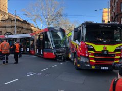 悉尼轻轨与消防车在CBD相撞，乘客和消防员受伤