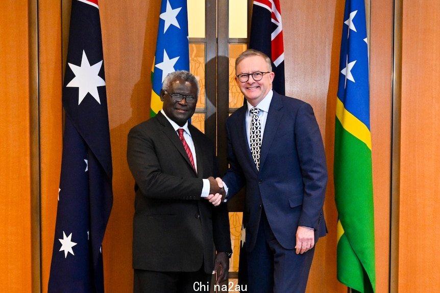 Anthony Albanese and Manasseh Sogavare shake hands.