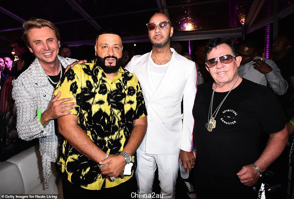 图为：JR Ridinger（右）与（L-R）Jonathan Cheban、DJ Khald 和 Swizz Beatz 一起庆祝 Fat Joe 的 2019 年“Family Ties”专辑发行派对