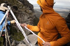 挑战极限：悬崖峭壁上走绳索的人（组图）