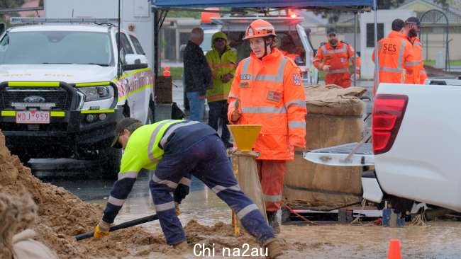 BreakwaterPicture 的 SES 在 Geelong.sandbagging 周围泛滥：Mark Wilson