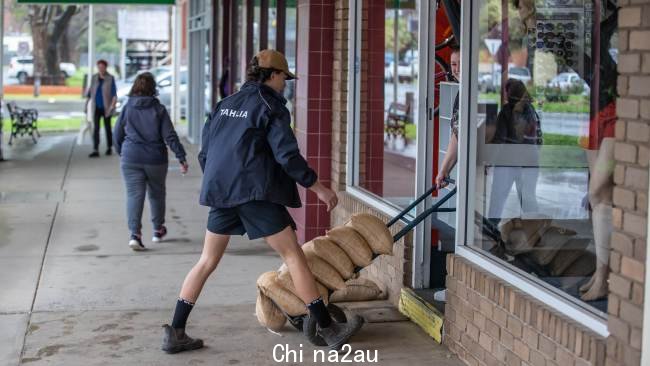 Campaspe 河上的小镇罗切斯特正在为洪水上涨、沙袋填塞和店面防水做准备。图片：Jason Edwards