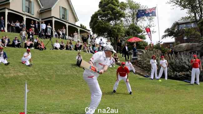 首相在 Kirribilli House 的草坪上用球棒大显身手。图片：NCA NewsWire / Damian Shaw