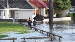 居民被告知撤离或准备离开，因为强降雨流经维多利亚州的主要河流系统，淹没房屋