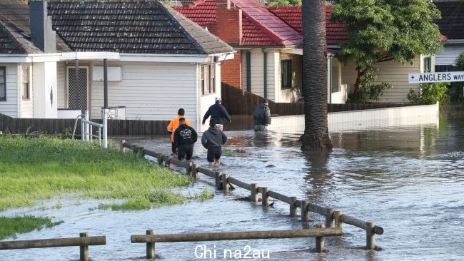 数十名居民在内部- 墨尔本西部郊区 Maribyrnong 被告知在河流开始淹没房屋时撤离。图片：NCA NewsWire / David Crosling