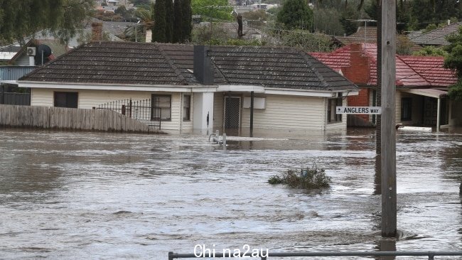 Maribyrnong 河已经达到顶峰，预计周五下午会退去，给居民带来情况正在缓解一些缓解。图片：NCA NewsWire / David Crosling