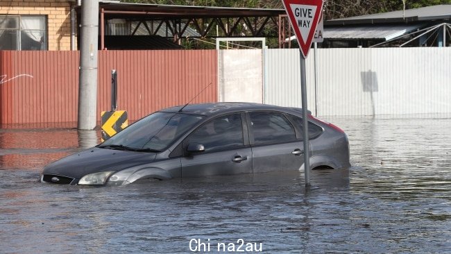 已提醒受洪水影响的居民不要开车穿过被淹没的道路，因为他们不知道水有多深可能。图片：NCA NewsWire / David Crosling