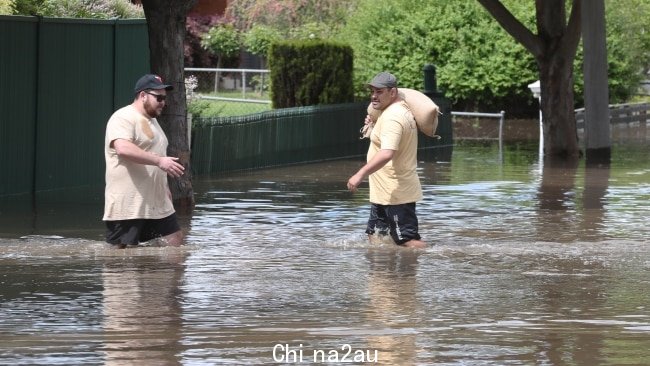 Wyndham Street in Shepparton 因维多利亚公园湖在周日泛滥而泛滥。图片：David Crosling。