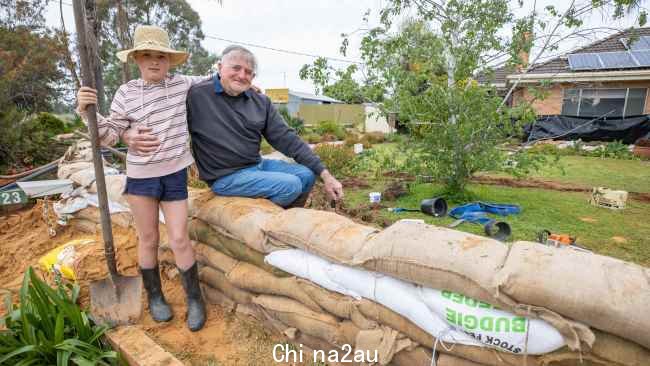 Ruby，11 岁，Grandfather Hugh，84 岁，帮助当地修建了旨在保护周围房屋的隔离墙。图片：NCA Newswire/Jason Edwards