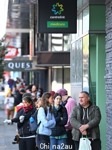 2020 年 3 月 24 日在澳大利亚墨尔本，人们排队进入 Centrelink。照片由 Quinn Rooney/Getty Images 拍摄