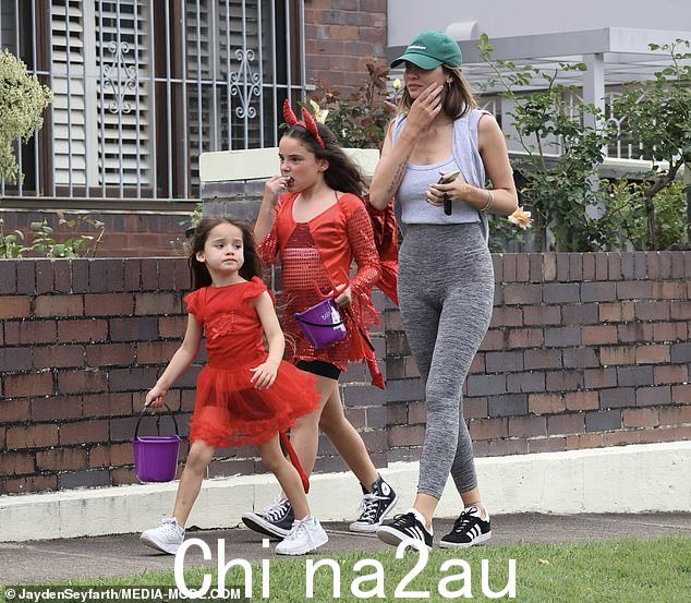Rachael Lee,退休的 NRL 明星 Braith Anasta 的未婚妻,周一带着她的女儿 Gigi 和 Aleeia 在悉尼的万圣节,在这对夫妇的“审判分居”中class=