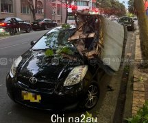 天降沙发，悉尼华人车辆被砸至几近报废！车主庆幸逃过一劫，“差几分钟攸关性命！”（组图）