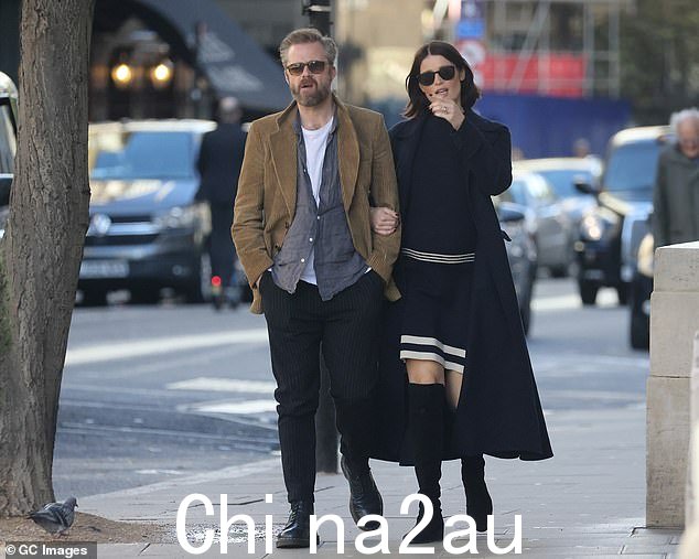  Effortless：她搭配了一双黑色 Stuart Weitzman 及膝麂皮靴，鞋跟略显粗壮